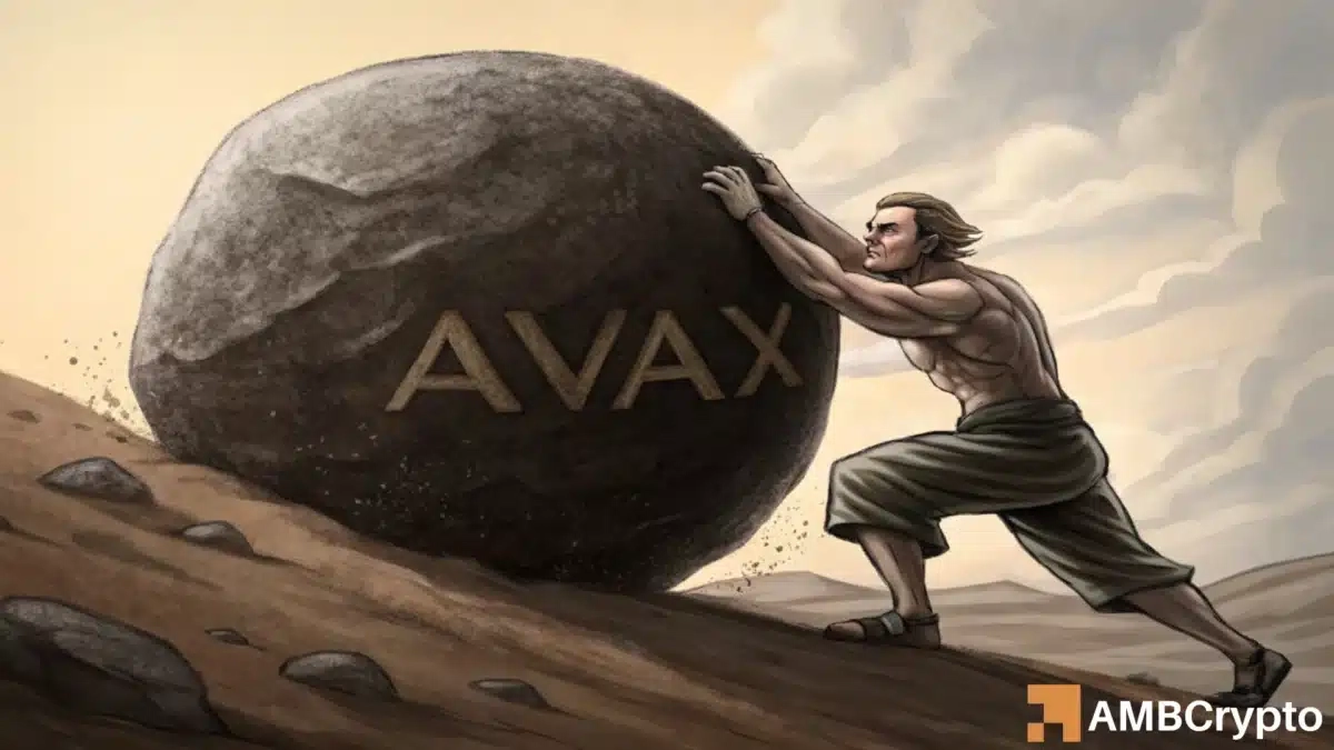 AVAX runs up blockchain fees but retail exits quietly: What does this mean?