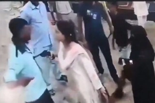 Itni Goliyan Maarugi&: UP Woman Points Gun At CNG Station Attendent | Video