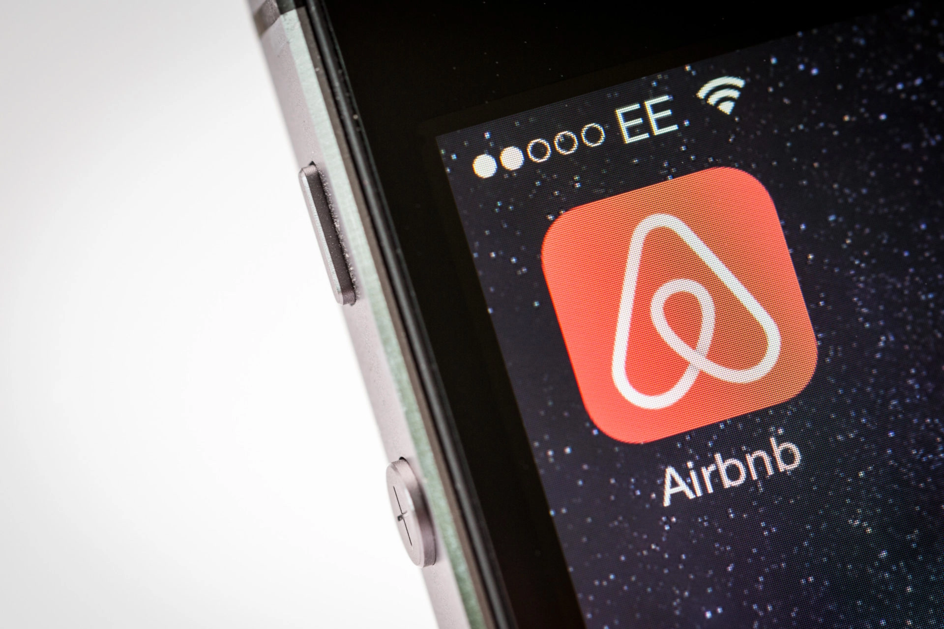 GD7YK9 Airbnb App on an iPhone smart phone