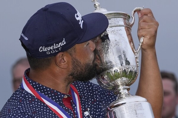 J.J. Spaun celebrates with the trophy after winning the U.S. Open golf tournament at Oakmont Country Club Sunday, June 15, 2025, in Oakmont, Pa. (AP Photo/Carolyn Kaster)