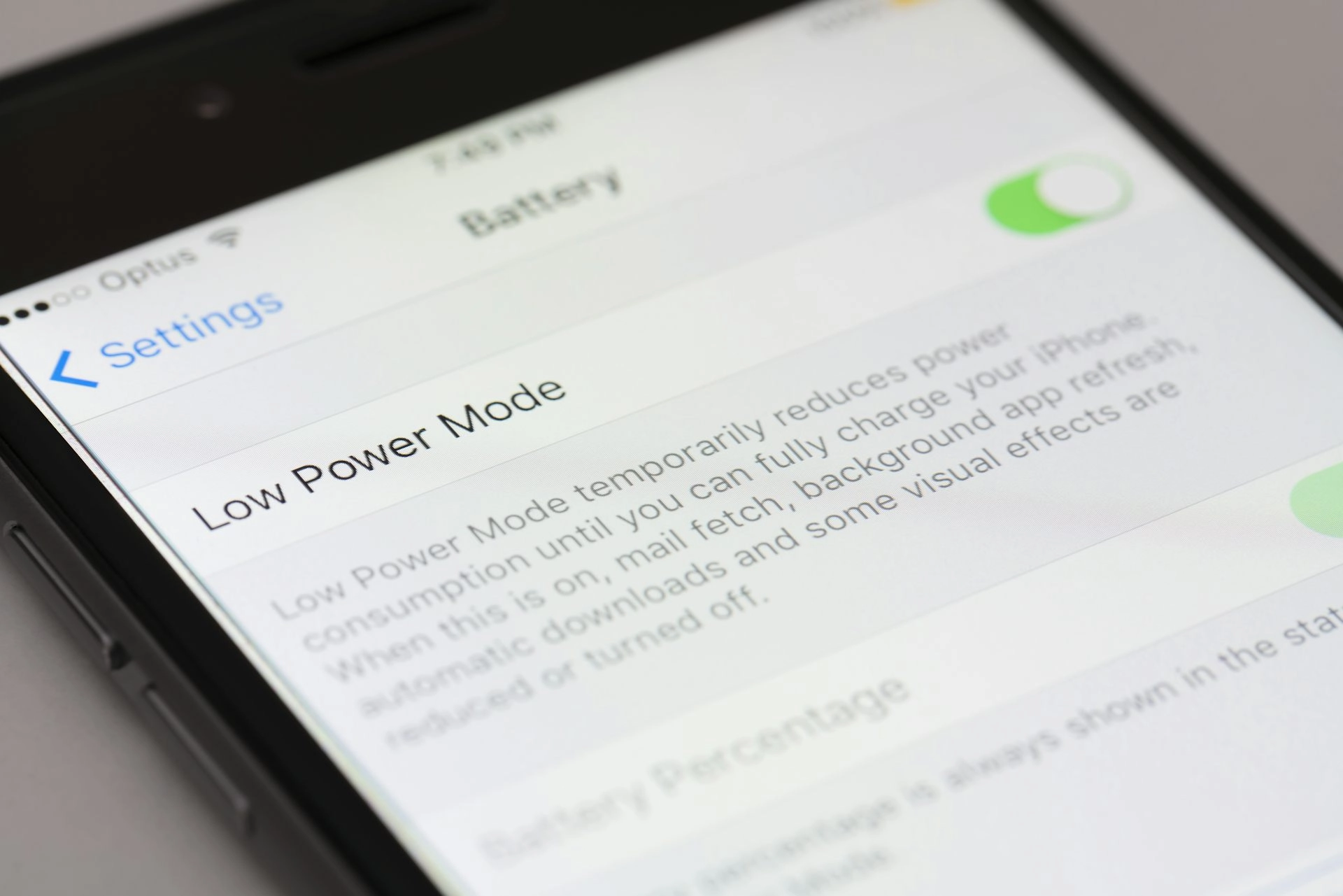 A battery settings page displayed on a mobile phone screen.