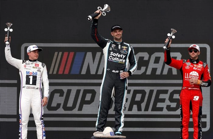 Christopher Bell, Joe Gibbs Racing Toyota, Shane van Gisbergen, Trackhouse Racing Chevrolet, Chase Elliott, Hendrick Motorsports Chevrolet