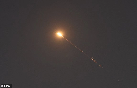 epa12182316 Israeli anti missile defence try to intercept Iranian ballistic missiles over the sky of Tel Aviv , Israel, 17 June 2025. Israel and Iran have been exchanging fire since Israel attacked Iran on 13 June 2025 as part of operation 'Rising Lion'. EPA/ABIR SULTAN