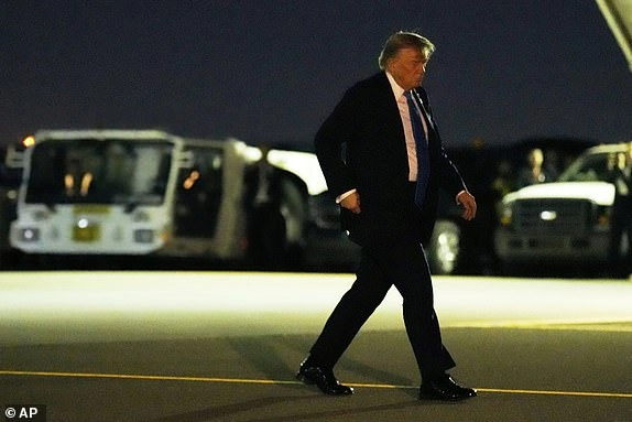 President Donald Trump boards Air Force One at Calgary International Airport, Monday, June 16, 2025, in Calgary, Canada, on his way back to Washington. (AP Photo/Mark Schiefelbein)