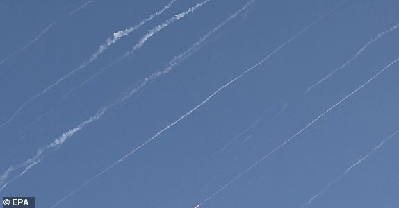epa12180270 Projectiles cross the sky above Jerusalem, 17 June 2025. Israel's military announced that sirens sounded in various regions across the country after missiles were launched from Iran towards Israel. EPA/ABIR SULTAN