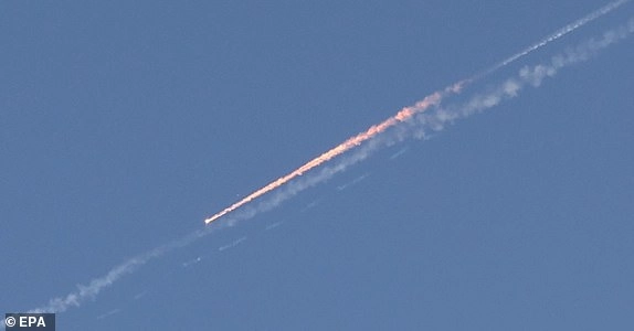 epa12180269 A projectile crosses the sky above Jerusalem, 17 June 2025. Israel's military announced that sirens sounded in various regions across the country after missiles were launched from Iran towards Israel. EPA/ABIR SULTAN