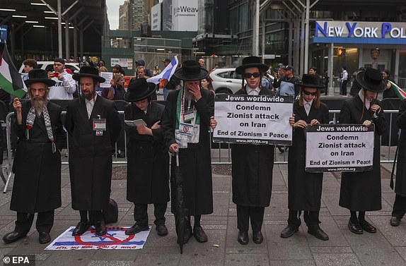 epa12179913 Orthodox Jews gather to show support for Iran during a 'Solidarity with Iran' protest, in response to the recent military escalation between Israel and Iran, at Times Square in New York, New York, USA, 16 June 2025. EPA/SARAH YENESEL