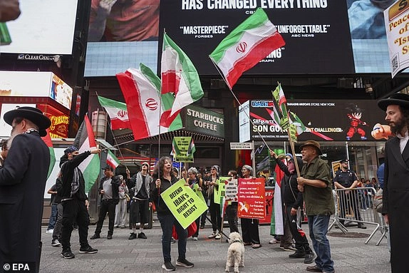 epa12179914 People gather to show support for Iran during a 'Solidarity with Iran' protest, in response to the recent military escalation between Israel and Iran, at Times Square in New York, New York, USA, 16 June 2025. EPA/SARAH YENESEL
