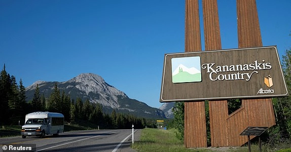 FILE PHOTO: A bus drives down Highway 40 that leads into Kananaskis Country, where the leaders of the G7 will meet from June 15 to 17, 2025 in Alberta, Canada June 9, 2025. REUTERS/Todd Korol/File Photo