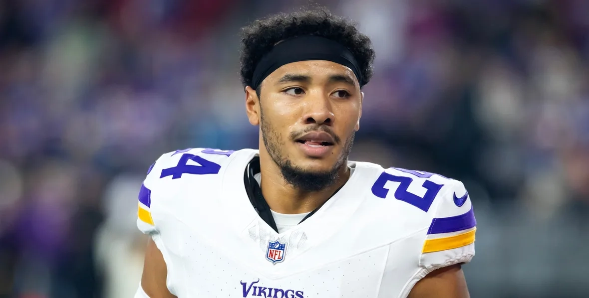 Camryn Bynum prepares for a play during Vikings vs. Rams wild card game.