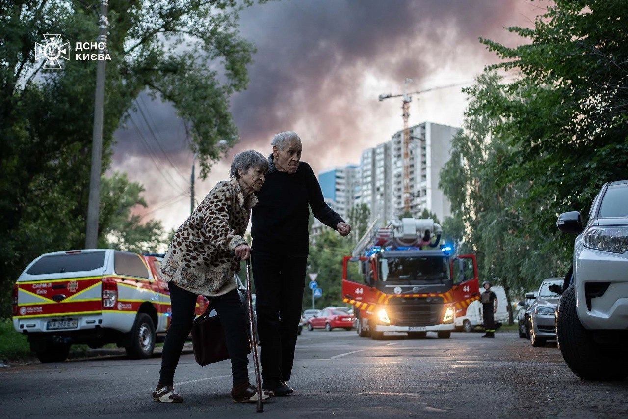 Elderly couple evacuating after a Russian airstrike in Kyiv.