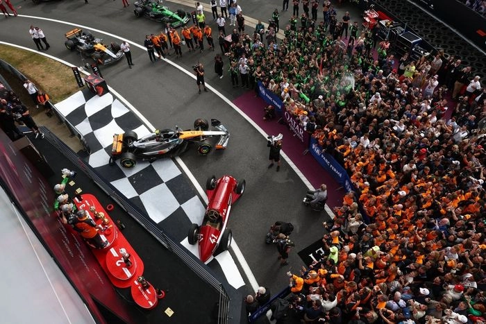 Nico Hulkenberg, Sauber, Lando Norris, McLaren, Oscar Piastri, McLaren