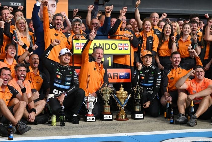 Lando Norris, McLaren, Oscar Piastri, McLaren, Zak Brown, McLaren