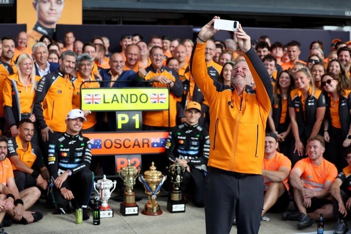Lando Norris, McLaren, Oscar Piastri, McLaren, Zak Brown, McLaren
