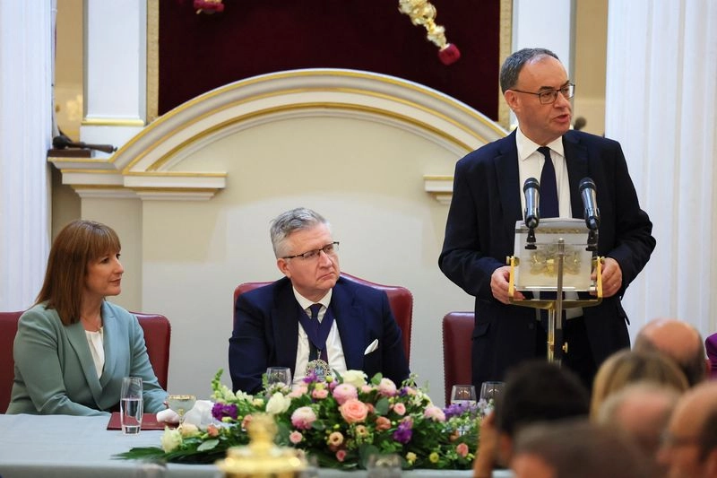 � Reuters. Bank of England Governor Andrew Bailey delivers a speech, while British Chancellor of the Exchequer Rachel Reeves and Lord Mayor of London Alastair King sit, during the annual Mansion House dinner in London, Britain, July 15, 2025. REUTERS/Isabel Infantes