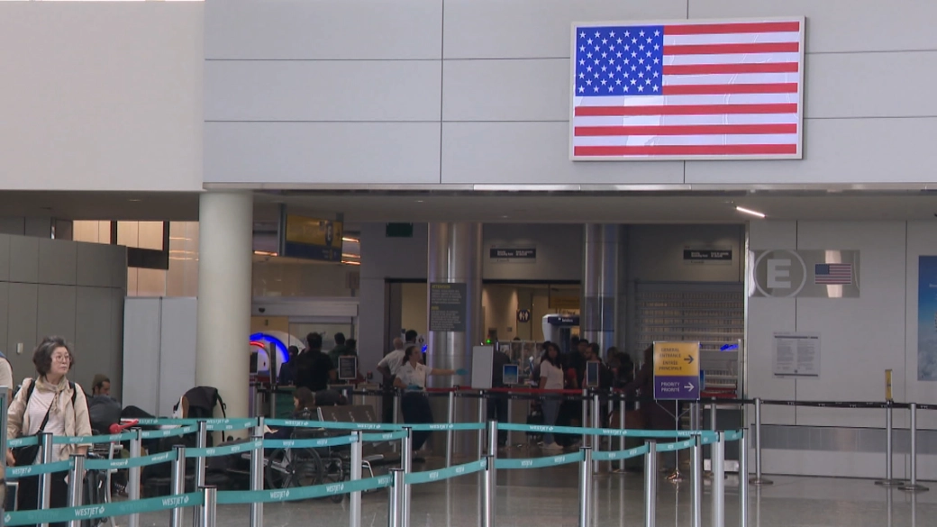 Click to play video: 'Calgary International Airport limiting access to U.S. customs to two hours before flight time'