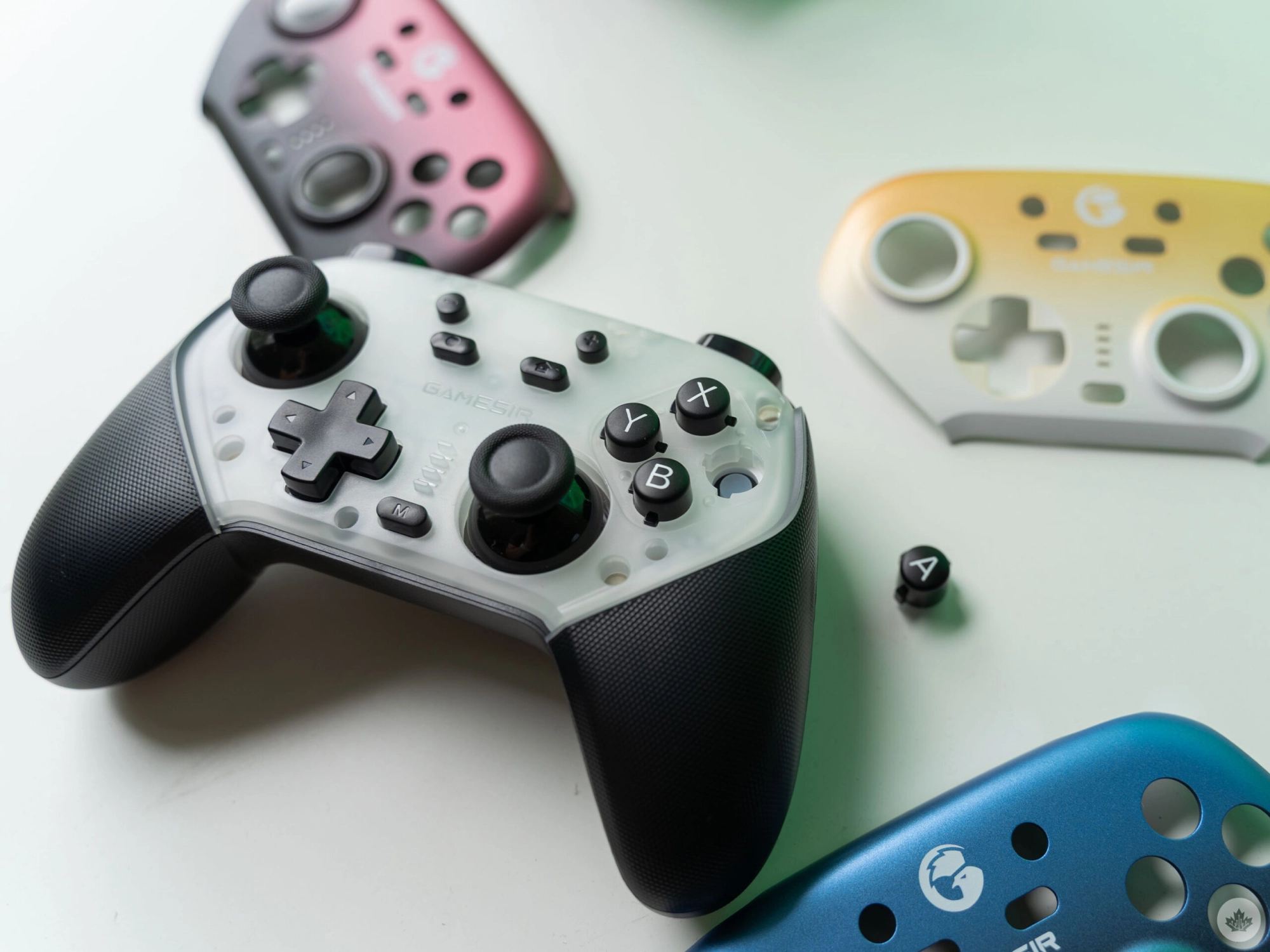 The Super Nova sports removable face plates and swappable buttons.