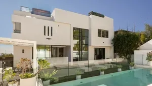 0103-tyra-banks-sell-pacific-palisades-house-photos