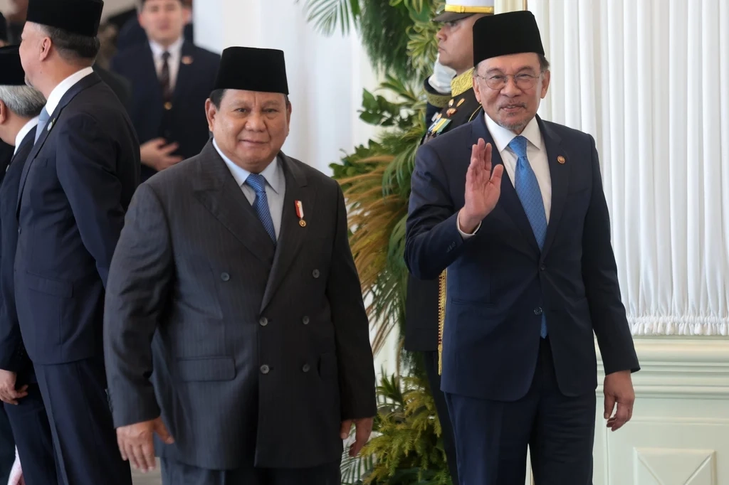 Malaysias Prime Minister Anwar Ibrahim (right) with Indonesian President Prabowo Subianto at the Presidential Palace in Jakarta on Monday. Photo: EPA