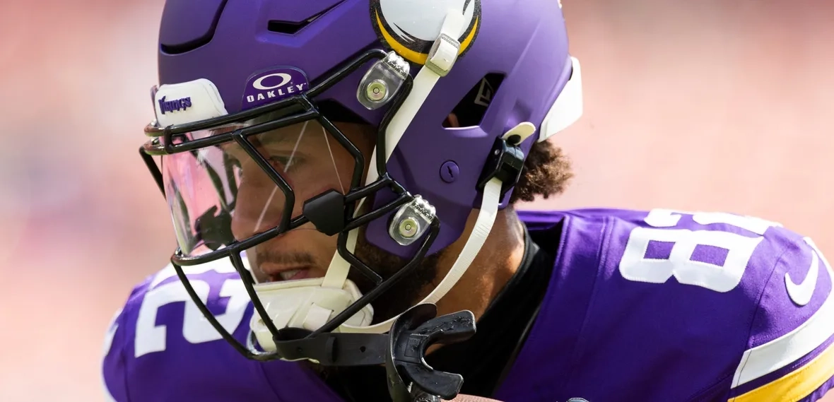 Jeshaun Jones warms up before Vikings-Browns preseason game.