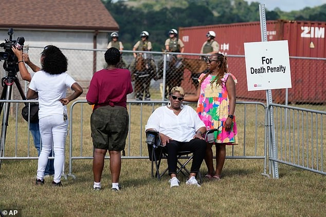 Relatives of Black's victims wait in an area reserved for pro-death penalty advocates outside Riverbend Maximum Security Institution before Black's execution