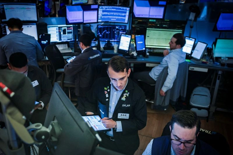 � Reuters. FILE PHOTO: Traders work on the floor at the New York Stock Exchange (NYSE) in New York City, U.S., August 6, 2025. REUTERS/Jeenah Moon/File Photo
