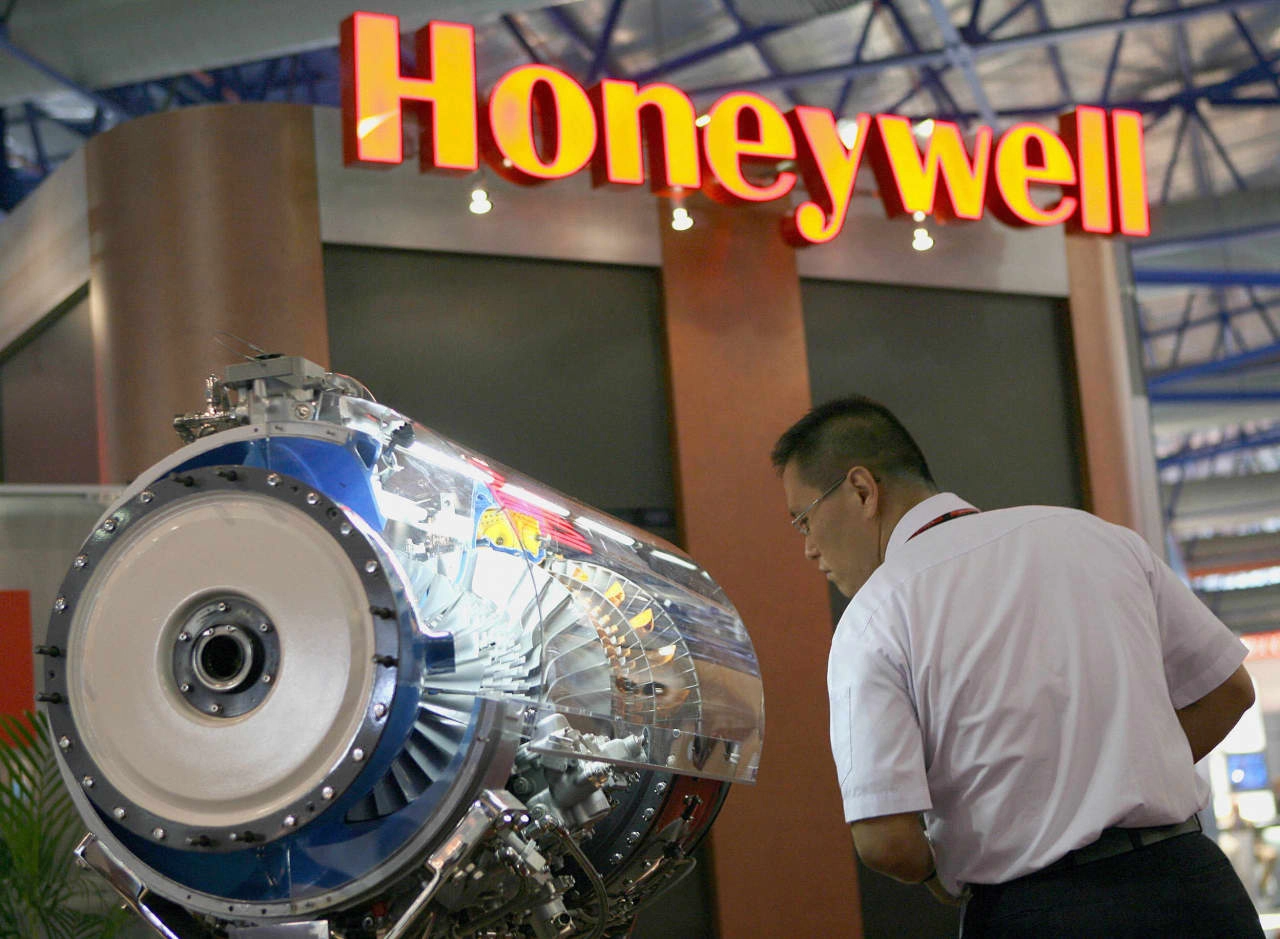 Honeywell announces a new collaboration with Bombardier. But it’ll weigh on this year’s profit.