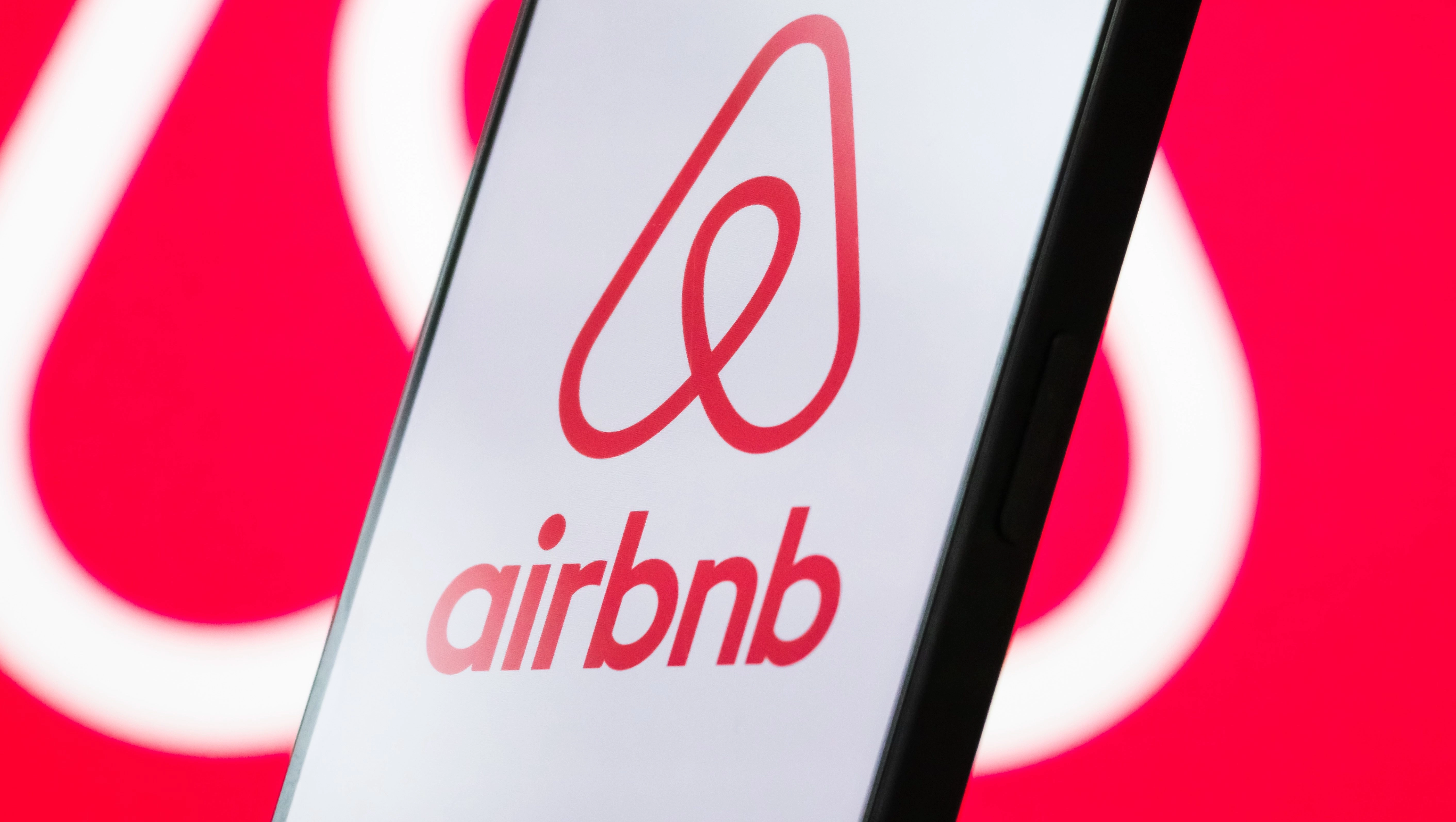 Spanish Government Orders Airbnb to Remove Thousands of Listings - What You Need to Know