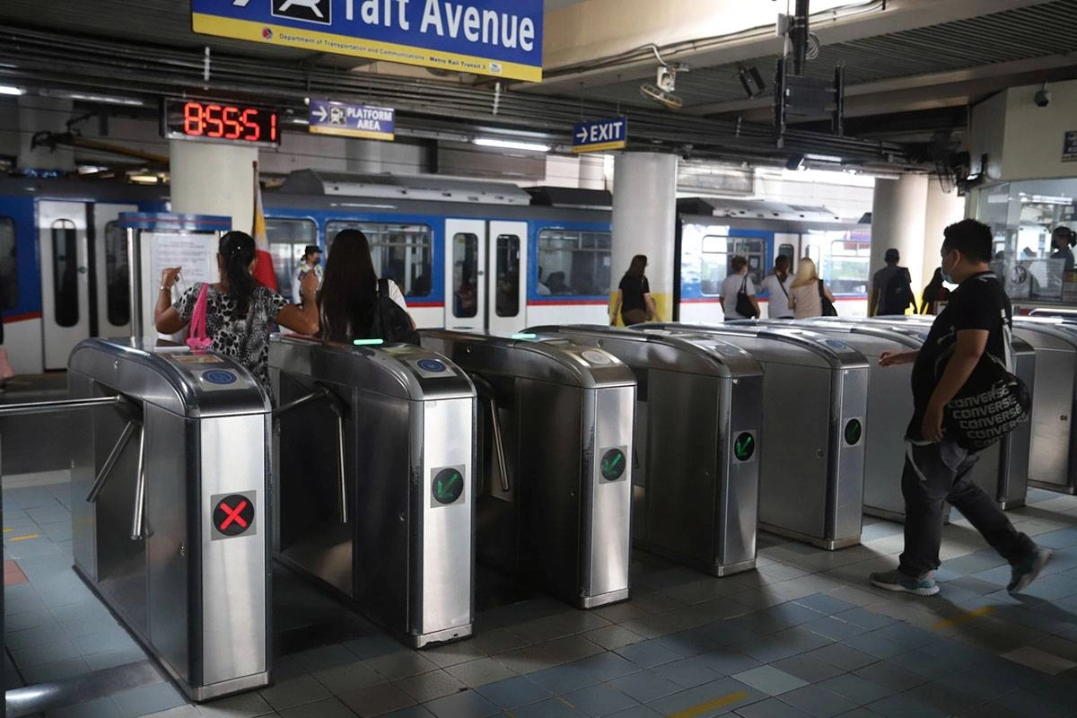 Manila Railway Commuters to Enjoy Cashless Fare Payments with E-Wallets and Cards