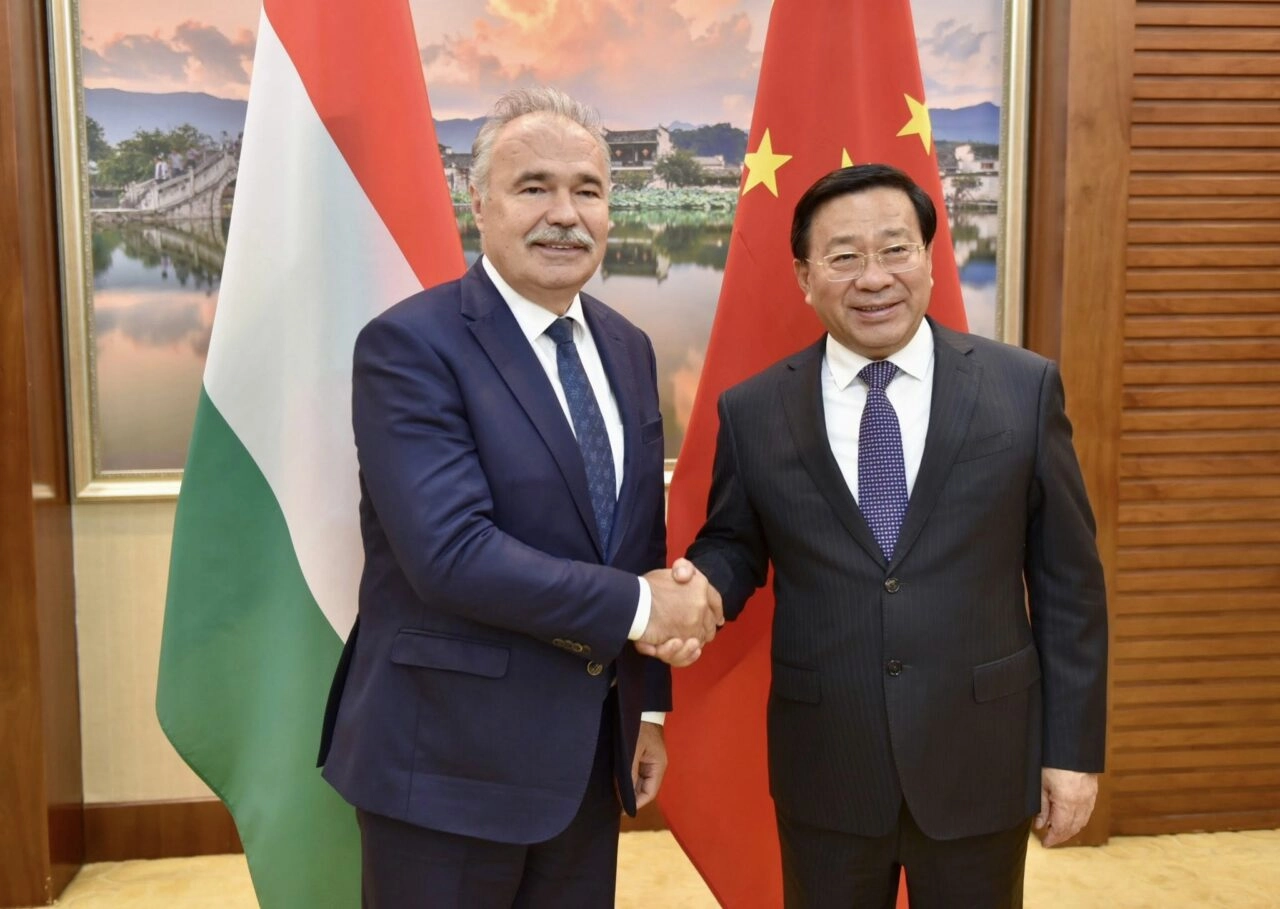 Hungarian Agriculture Minister Boosts Trade Relations with Chinese Counterpart