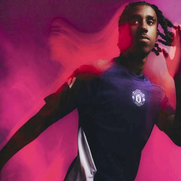 Manchester United Unveils Luxurious Aurora Plum Training Kit for 2025/26 Season
