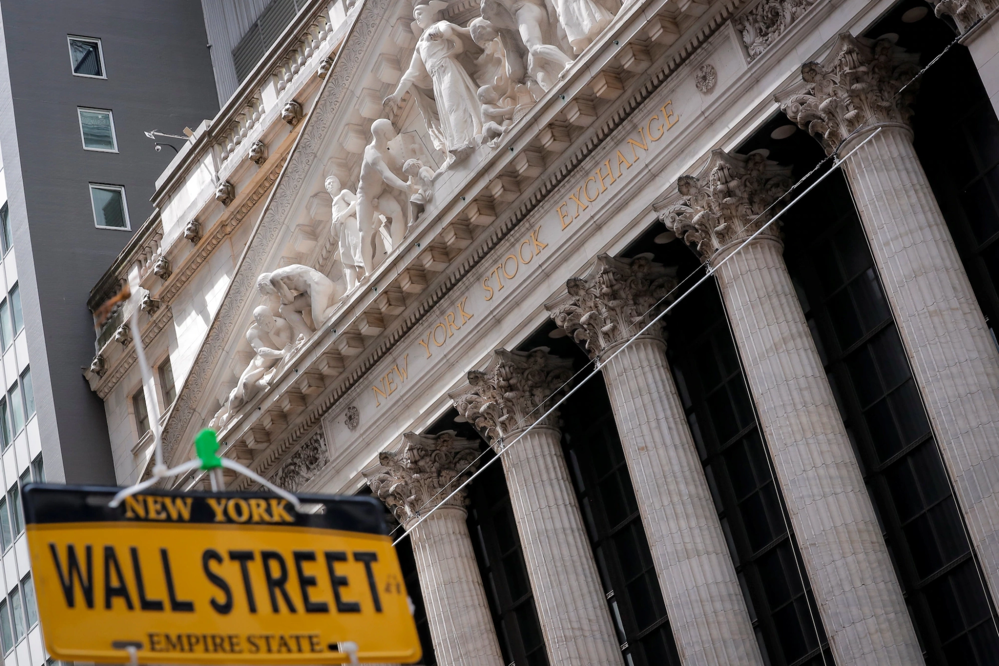 Dow Surges 400 Points, S&P 500 Stalls as Investors Shift to Health-Care Stocks