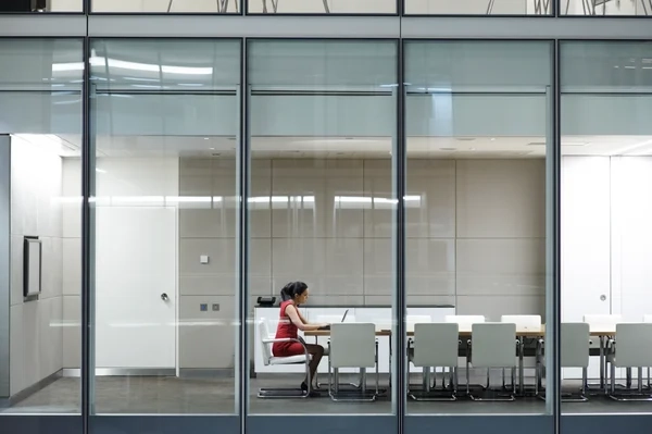Gender Funding Gap in VC: Why Women Entrepreneurs Struggle to Secure Investment
