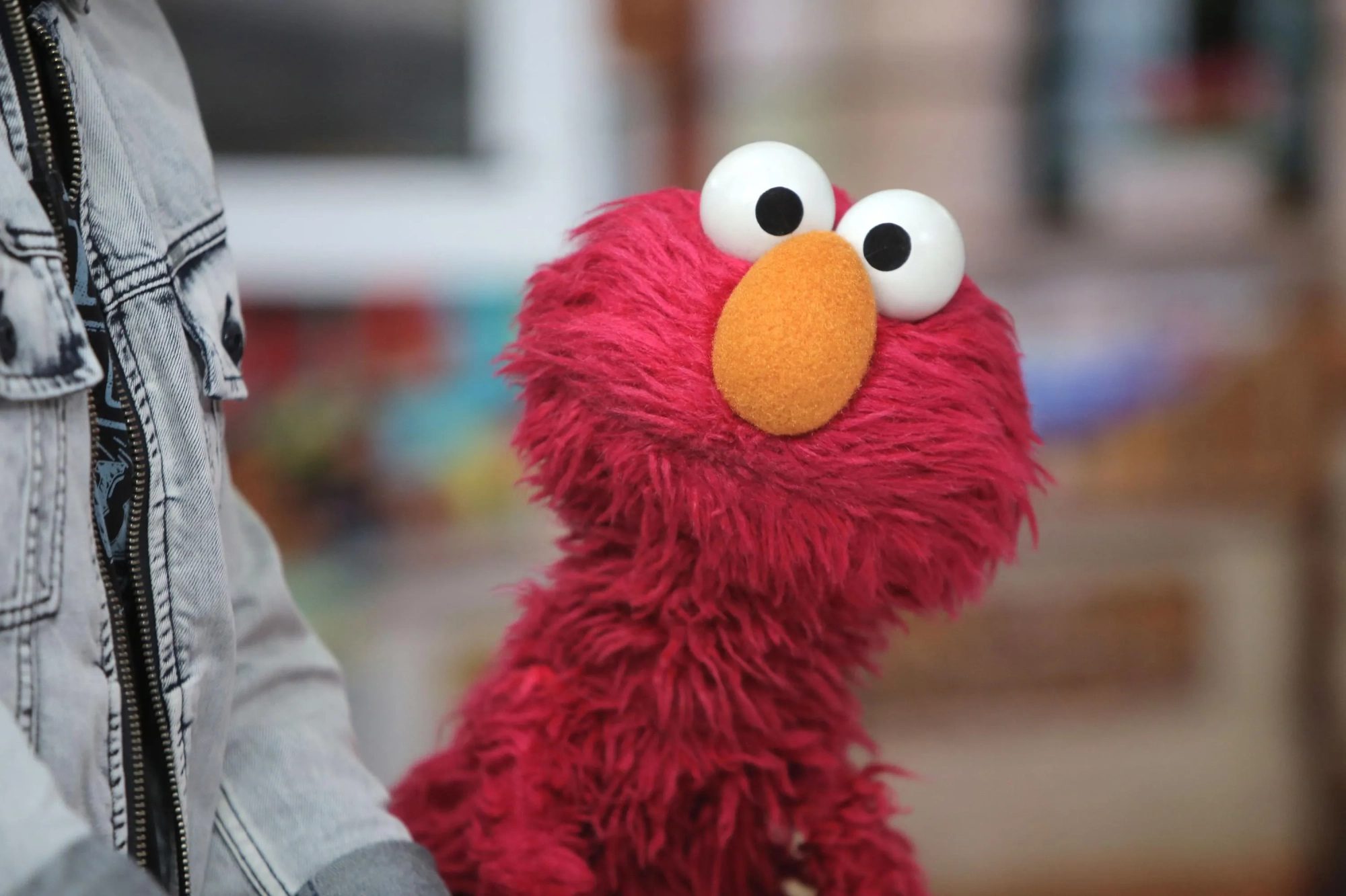 Elmo X Account Hacked: Antisemitic Posts & Trump Attack - Secure Now!