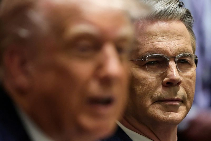 Trump Considers Treasury Secretary Bessent to Replace Fed Chair Powell in 2026
