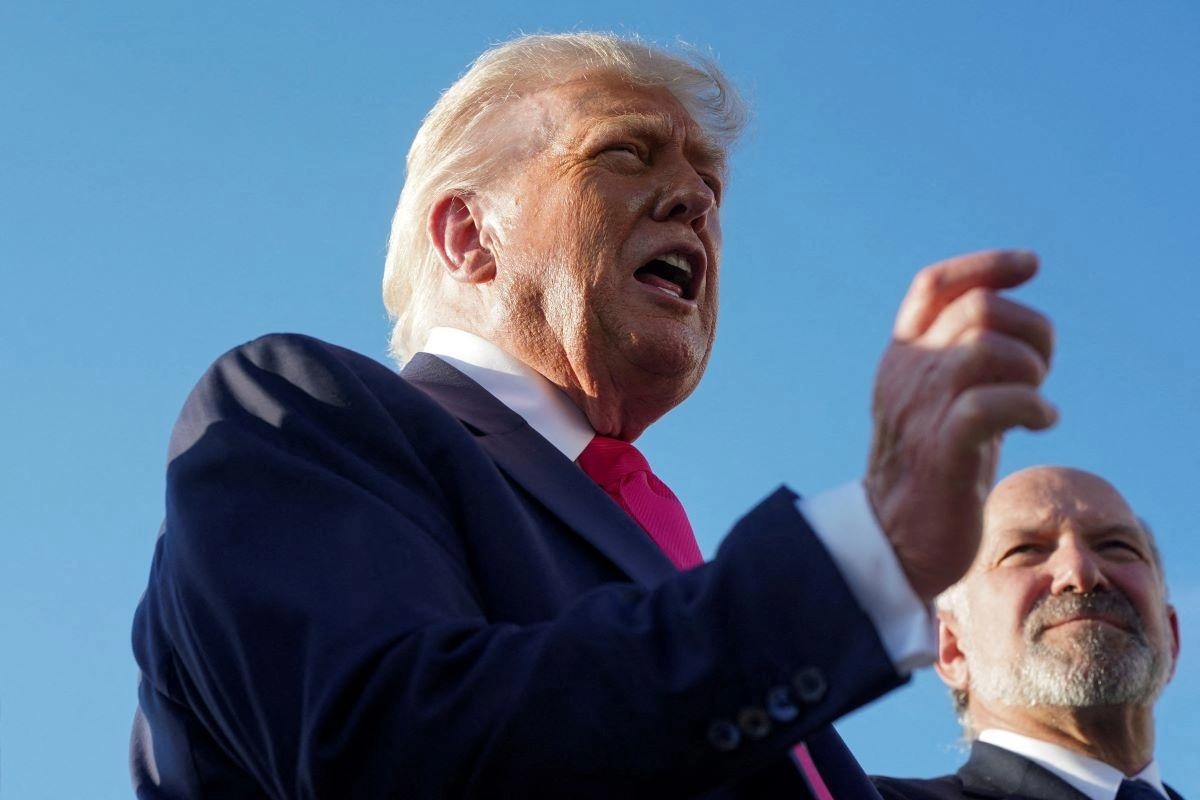 US President Donald Trump Confirms Shipment of Weapons to Ukraine Amid Russia Crisis