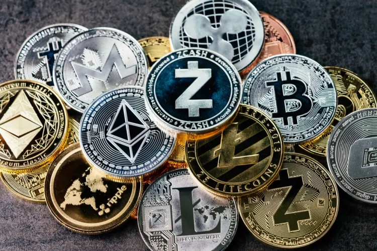 Bitcoin Decouples from Altcoins: Analyst Predicts Severe Price Downturn