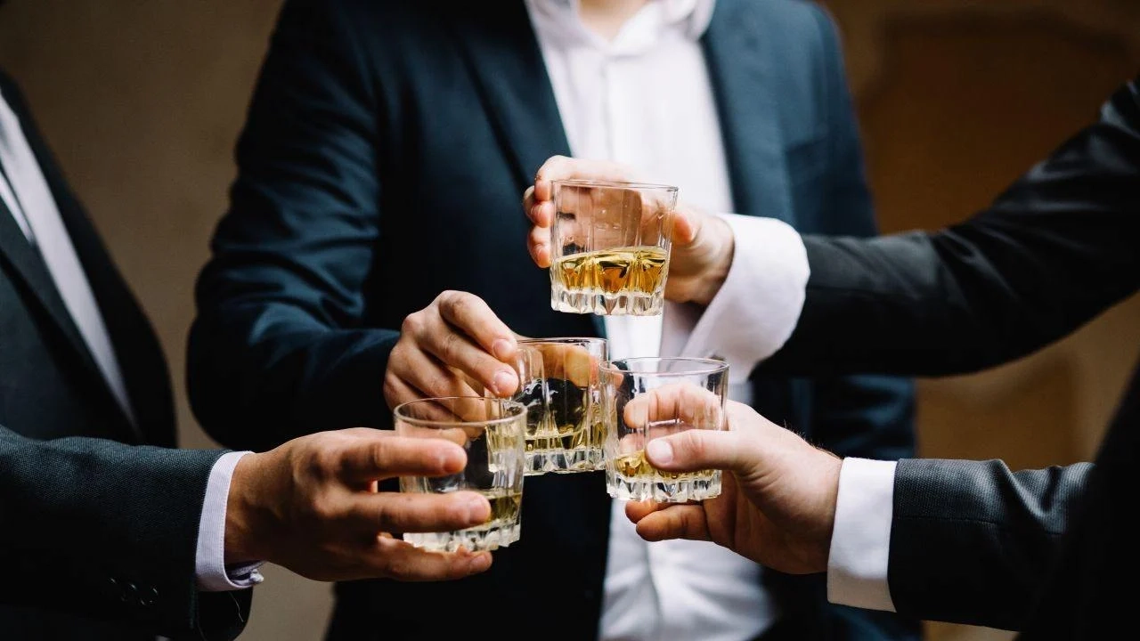 Institutions Seize Opportunity: BTC Slips Under $115K - What's Behind the Buying Spree?