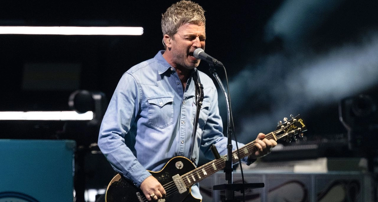 Noel Gallagher's Epic Guitar Pedalboard Revealed: A Closer Look
