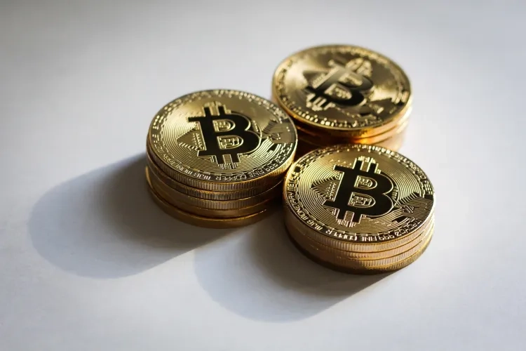 Bitcoin Price Analysis: Crypto Analyst Xanrox Predicts $60,000 Crash in 2026