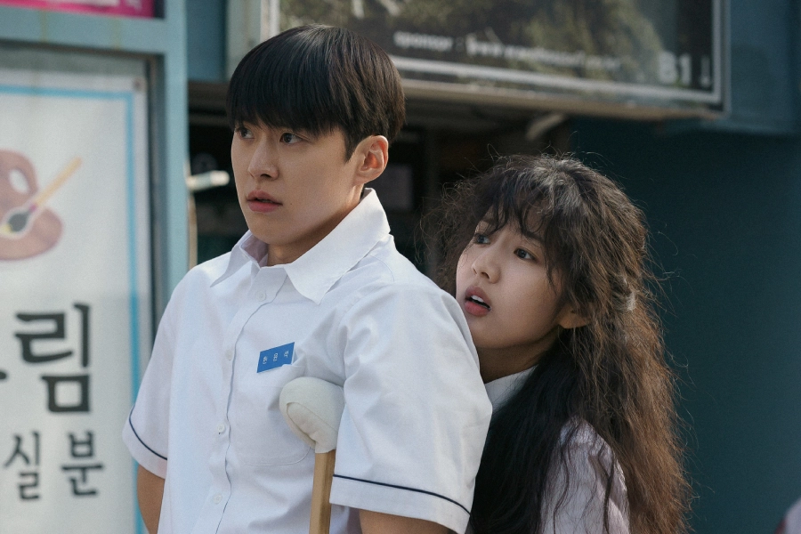 Love Untangled Stills Unveiled: Gong Myoung and Shin Eun Soo's 90s Chemistry