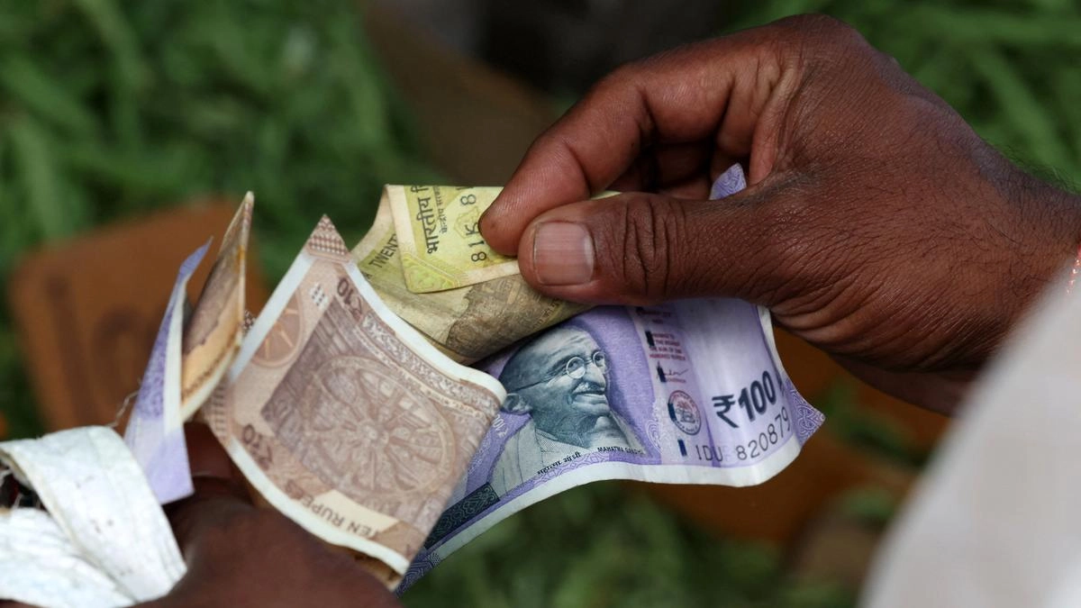 Rupee Gains 15 Paise Against Dollar; RBI Holds Rates Steady