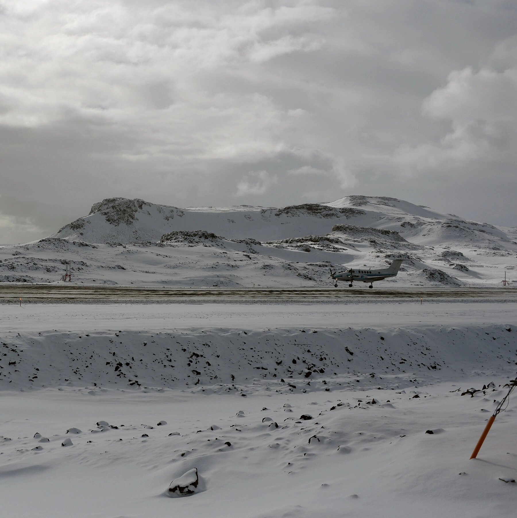 American Pilot Trapped on Antarctic Island Faces Dilemma: How to Escape?