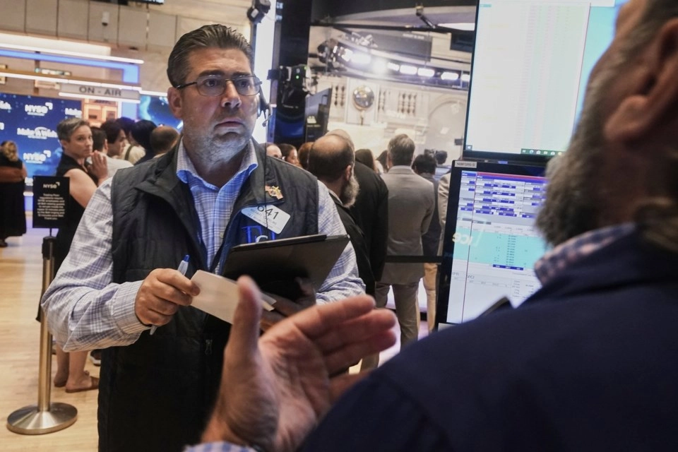 Wall Street Falls as Tech Stars Drop: Nvidia, Palantir Sink - Market Update